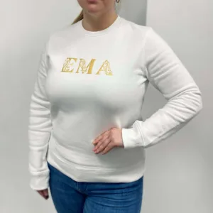 Naiste pusa tikandiga "EMA" ja laste nimedega