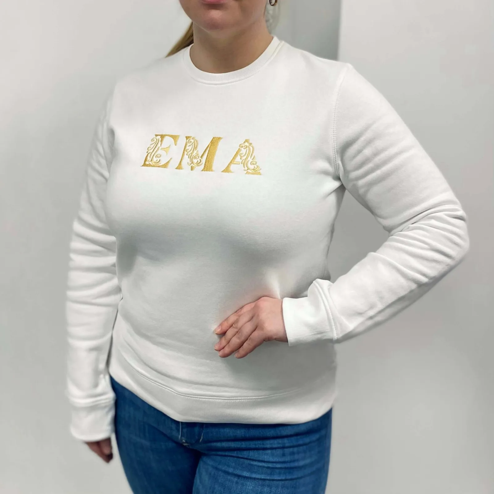 Naiste pusa tikandiga "EMA" ja laste nimedega