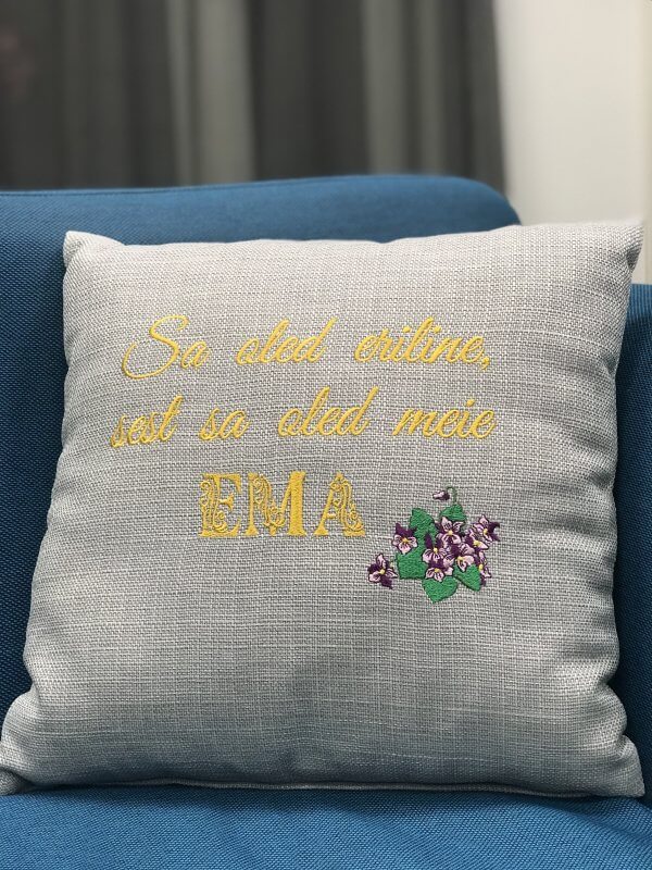 Dekoratiivpadi kannikestega "Meie EMA"