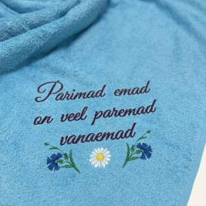 Tikandiga saunalina, türkiissinine emale ja vanaemale